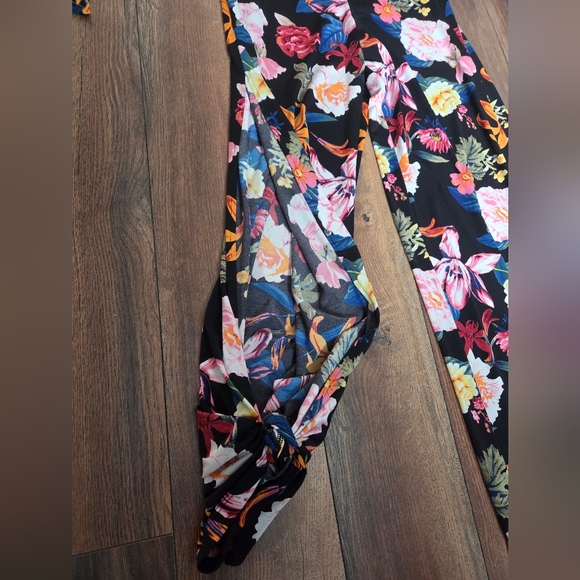 Guess Slit Tie Leg Floral Guess Romper - Picture 3 of 10